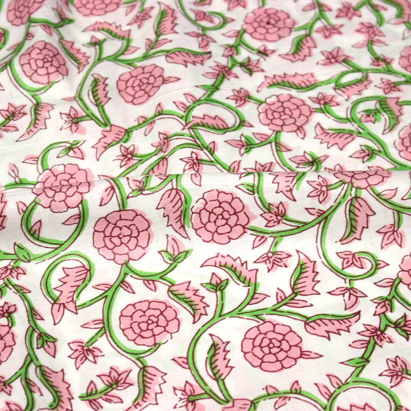 Tissu coton fin imprimé INDIENNES, fleurs traditionnelles roses, feuilles vertes, fond blanc - TissusPapi.com