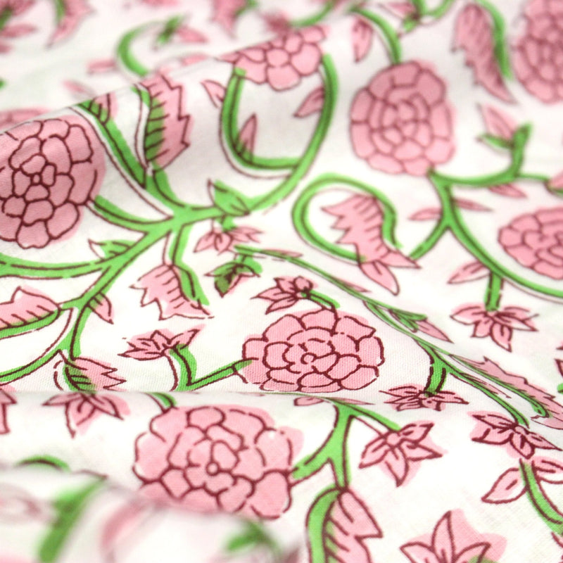 Tissu coton fin imprimé INDIENNES, fleurs traditionnelles roses, feuilles vertes, fond blanc - TissusPapi.com