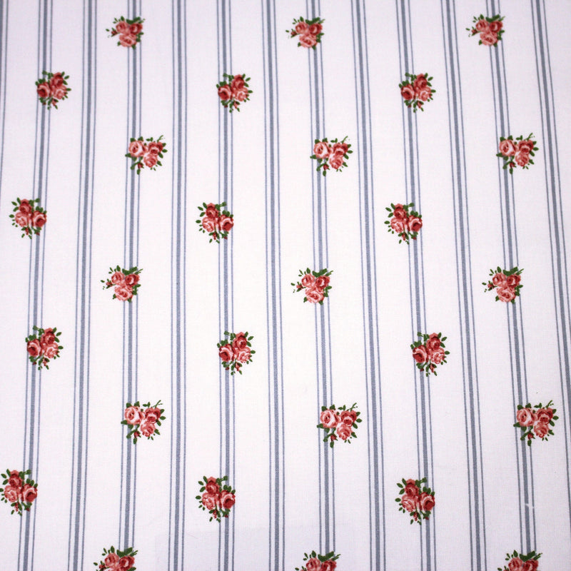 Tissu cotonnade PRIMROSE LANE, motif britannique fleuri : roses et fines rayures bleues - OEKO - TEX STANDARD 100 - TissusPapi.com