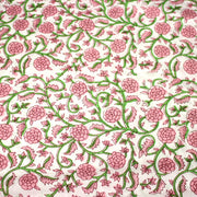 Tissu coton fin imprimé INDIENNES, fleurs traditionnelles roses, feuilles vertes, fond blanc - TissusPapi.com