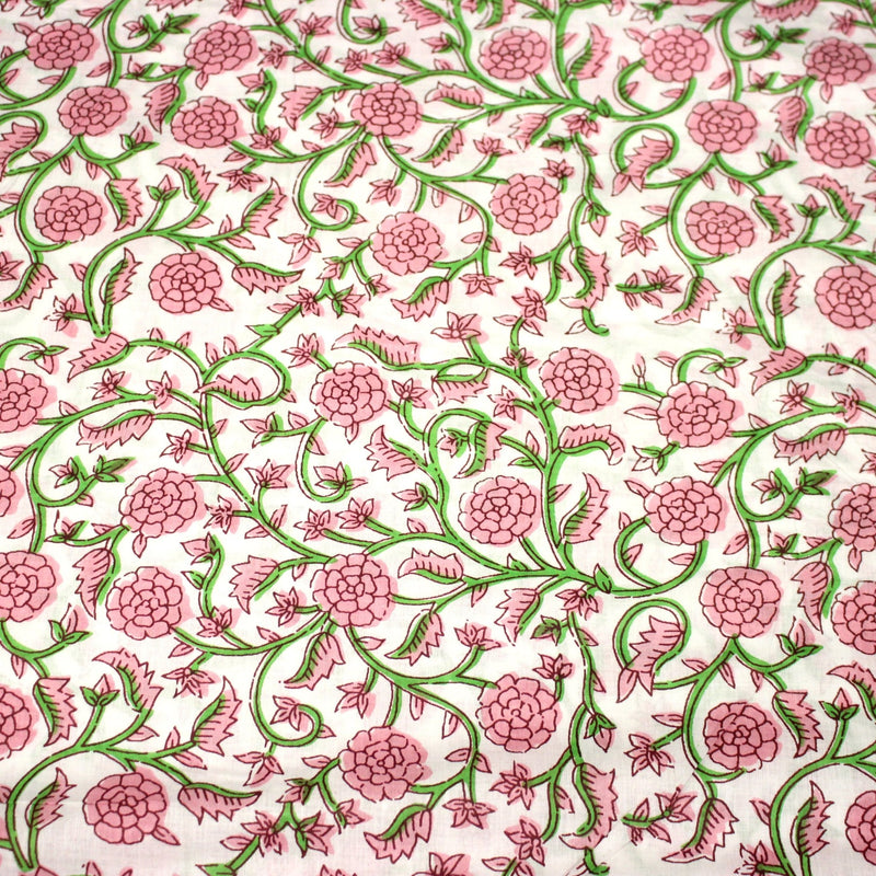 Tissu coton fin imprimé INDIENNES, fleurs traditionnelles roses, feuilles vertes, fond blanc - TissusPapi.com