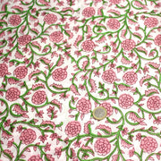 Tissu coton fin imprimé INDIENNES, fleurs traditionnelles roses, feuilles vertes, fond blanc - TissusPapi.com
