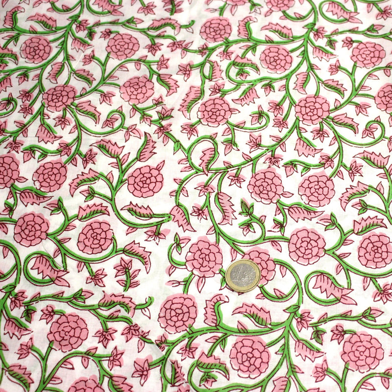 Tissu coton fin imprimé INDIENNES, fleurs traditionnelles roses, feuilles vertes, fond blanc - TissusPapi.com