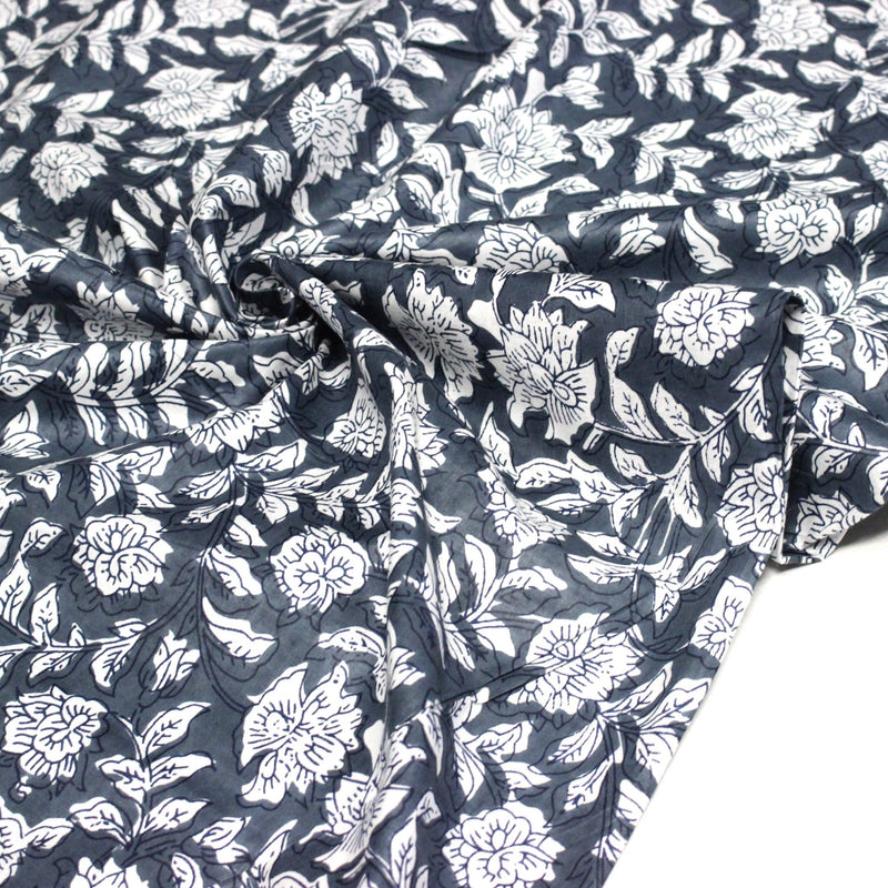 Tissu coton fin imprimé INDIENNES, fleurs traditionnelles blanches et fond gris - TissusPapi.com