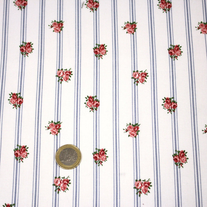 Tissu cotonnade PRIMROSE LANE, motif britannique fleuri : roses et fines rayures bleues - OEKO - TEX STANDARD 100 - TissusPapi.com