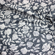 Tissu coton fin imprimé INDIENNES, fleurs traditionnelles blanches et fond gris - TissusPapi.com