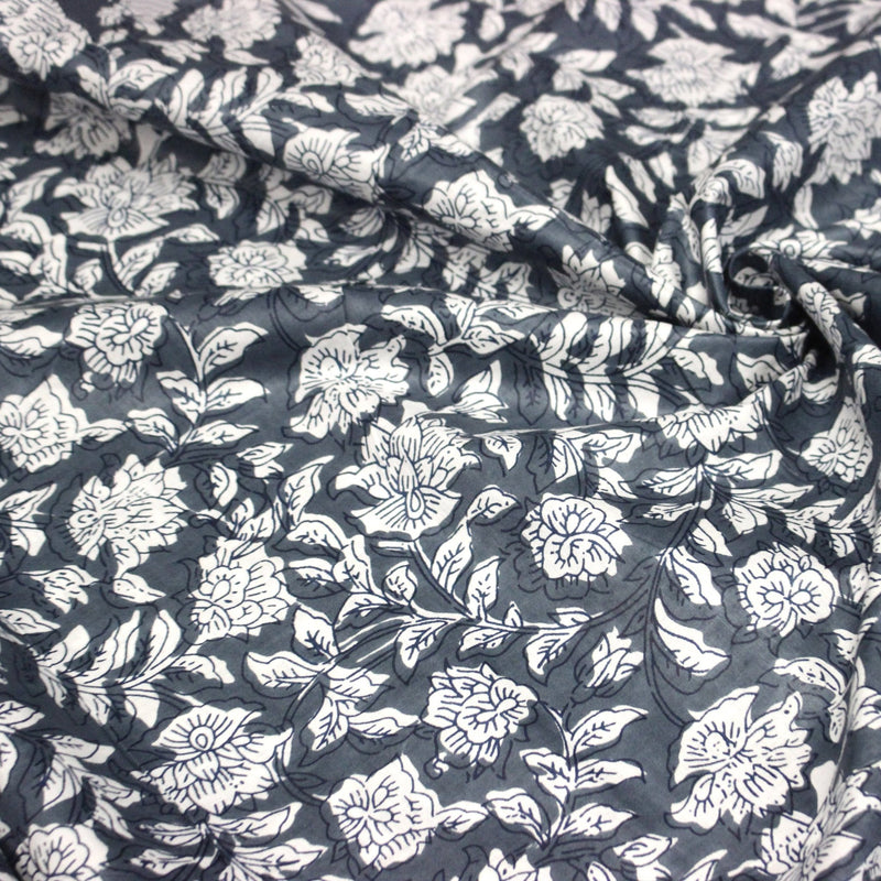 Tissu coton fin imprimé INDIENNES, fleurs traditionnelles blanches et fond gris - TissusPapi.com