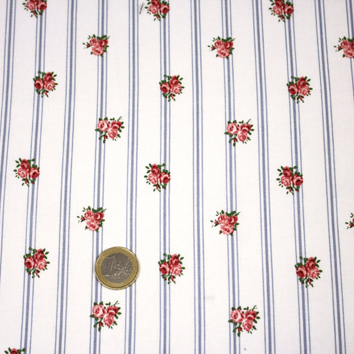 Tissu cotonnade PRIMROSE LANE, motif britannique fleuri : roses et fines rayures bleues - OEKO-TEX STANDARD 100 - TissusPapi.com