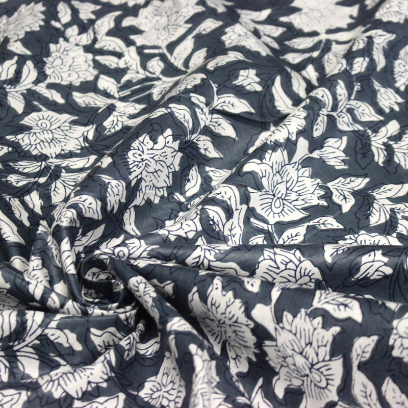 Tissu coton fin imprimé INDIENNES, fleurs traditionnelles blanches et fond gris - TissusPapi.com