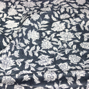 Tissu coton fin imprimé INDIENNES, fleurs traditionnelles blanches et fond gris - TissusPapi.com