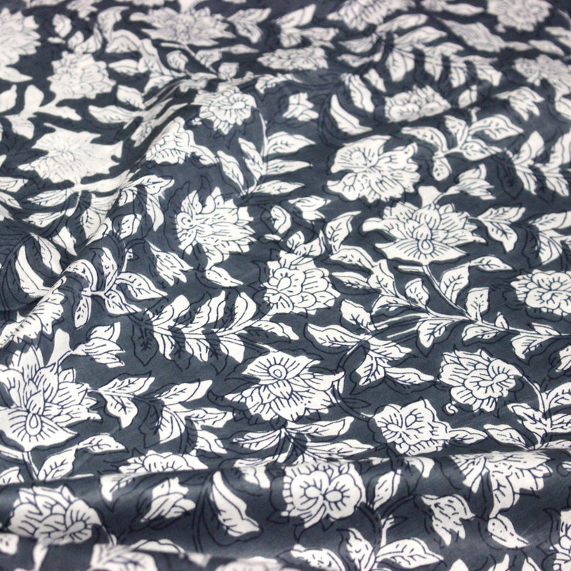 Tissu coton fin imprimé INDIENNES, fleurs traditionnelles blanches et fond gris - TissusPapi.com