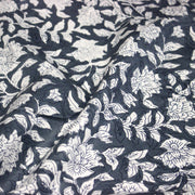Tissu coton fin imprimé INDIENNES, fleurs traditionnelles blanches et fond gris - TissusPapi.com