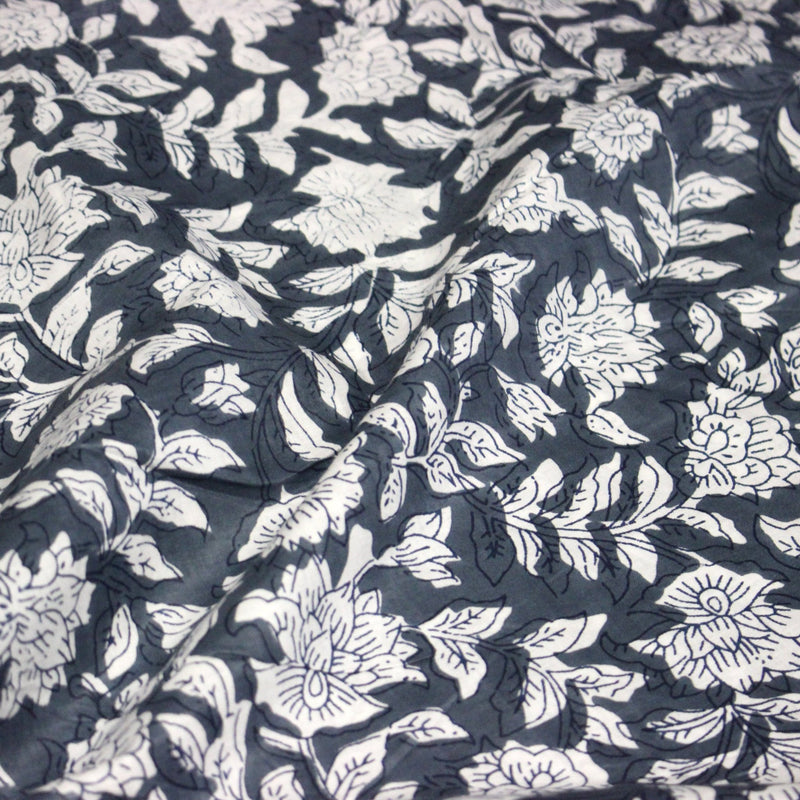 Tissu coton fin imprimé INDIENNES, fleurs traditionnelles blanches et fond gris - TissusPapi.com