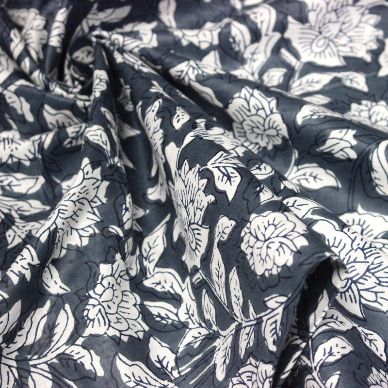 Tissu coton fin imprimé INDIENNES, fleurs traditionnelles blanches et fond gris - TissusPapi.com