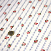 Tissu cotonnade PRIMROSE LANE, motif britannique fleuri : roses et fines rayures bleues - OEKO - TEX STANDARD 100 - TissusPapi.com