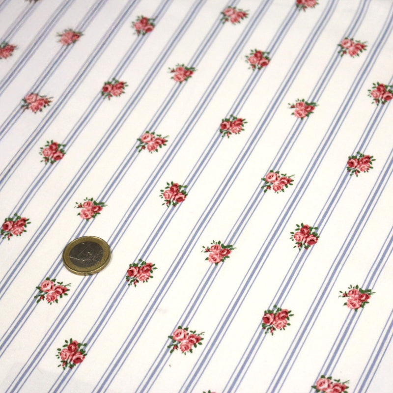Tissu cotonnade PRIMROSE LANE, motif britannique fleuri : roses et fines rayures bleues - OEKO - TEX STANDARD 100 - TissusPapi.com