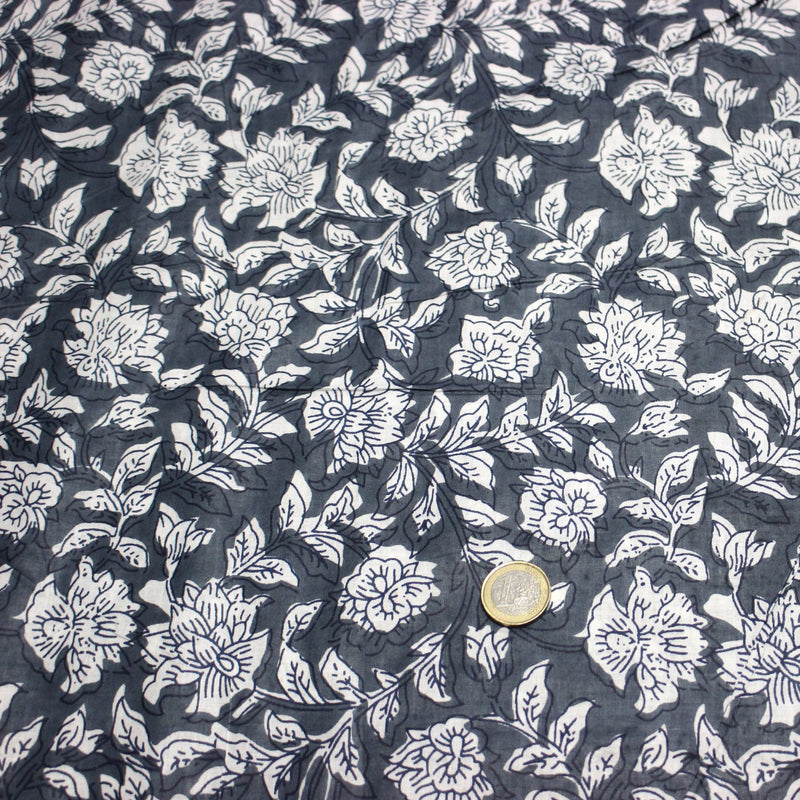 Tissu coton fin imprimé INDIENNES, fleurs traditionnelles blanches et fond gris - TissusPapi.com