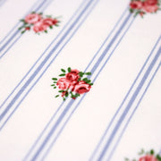 Tissu cotonnade PRIMROSE LANE, motif britannique fleuri : roses et fines rayures bleues - OEKO - TEX STANDARD 100 - TissusPapi.com