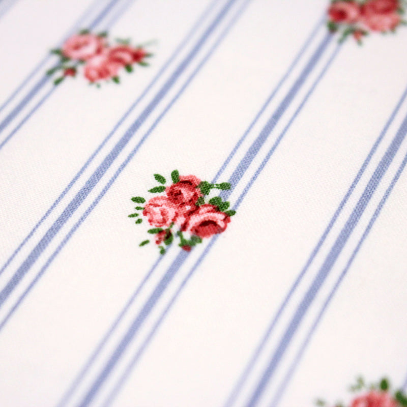 Tissu cotonnade PRIMROSE LANE, motif britannique fleuri : roses et fines rayures bleues - OEKO - TEX STANDARD 100 - TissusPapi.com