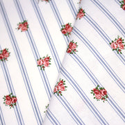 Tissu cotonnade PRIMROSE LANE, motif britannique fleuri : roses et fines rayures bleues - OEKO - TEX STANDARD 100 - TissusPapi.com