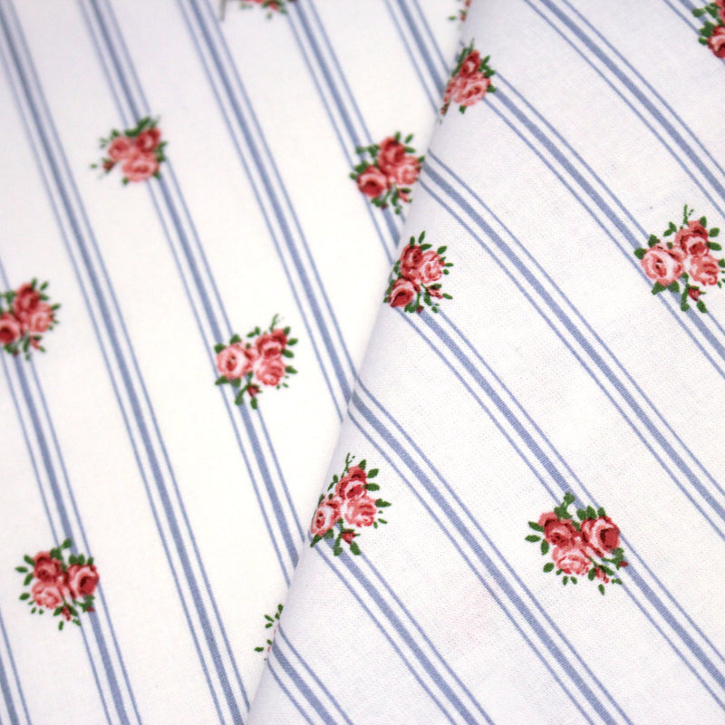 Tissu cotonnade PRIMROSE LANE, motif britannique fleuri : roses et fines rayures bleues - OEKO - TEX STANDARD 100 - TissusPapi.com