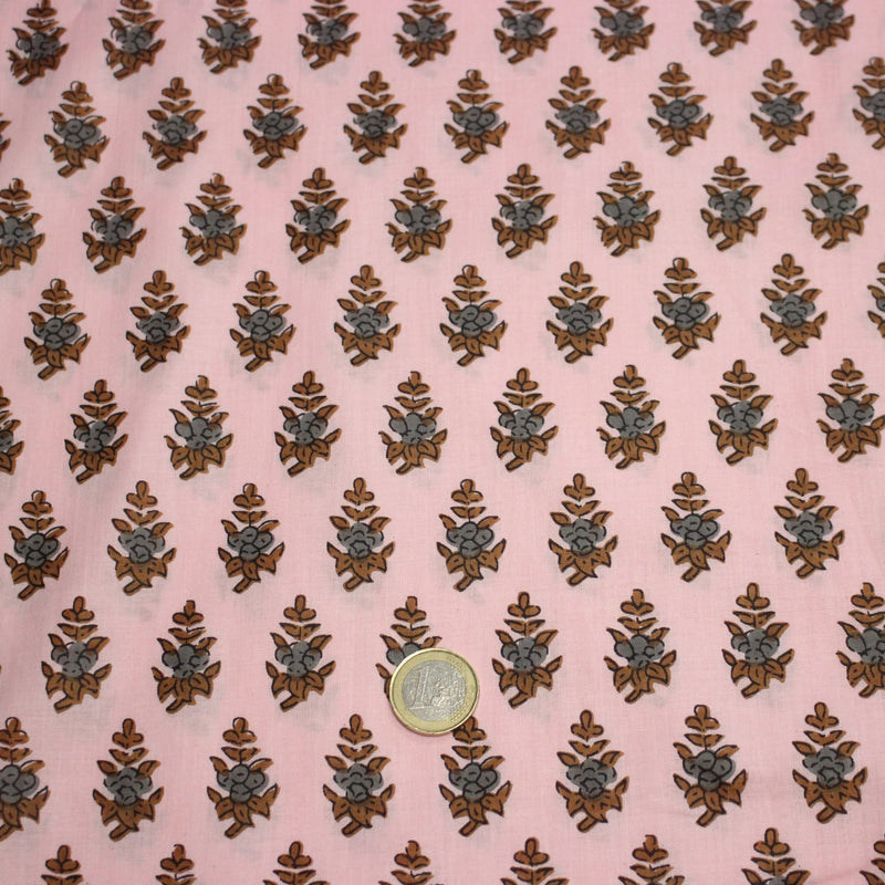 Tissu coton fin imprimé INDIENNES, rose aux fleurs traditionnelles cacao et gris - TissusPapi.com