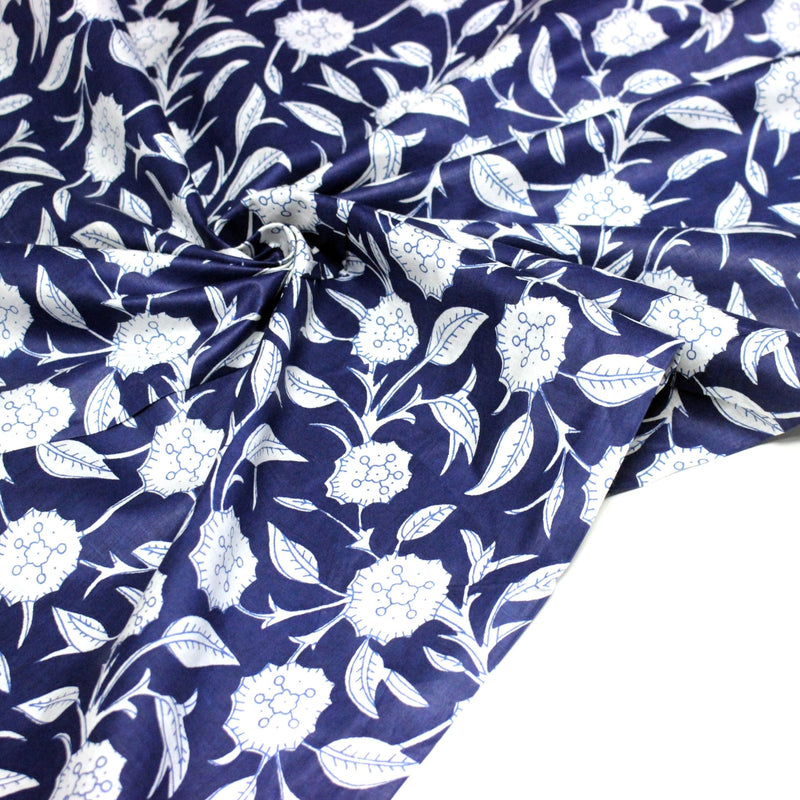 Tissu coton fin imprimé INDIENNES, bleu marine aux fleurs traditionnelles blanches - TissusPapi.com