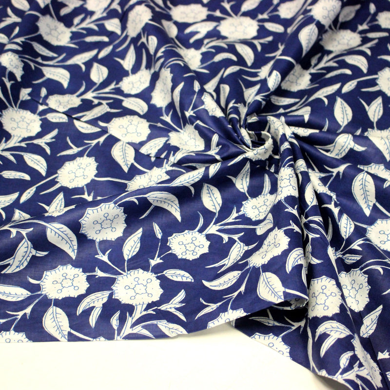 Tissu coton fin imprimé INDIENNES, bleu marine aux fleurs traditionnelles blanches - TissusPapi.com