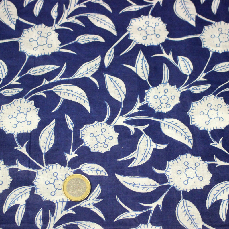 Tissu coton fin imprimé INDIENNES, bleu marine aux fleurs traditionnelles blanches - TissusPapi.com