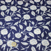 Tissu coton fin imprimé INDIENNES, bleu marine aux fleurs traditionnelles blanches - TissusPapi.com