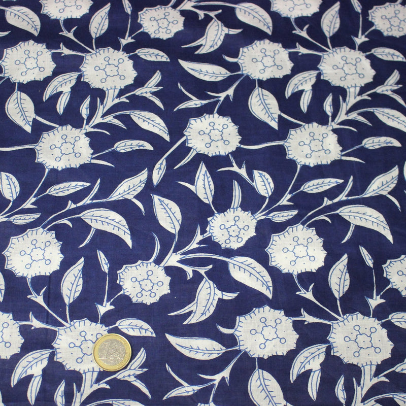 Tissu coton fin imprimé INDIENNES, bleu marine aux fleurs traditionnelles blanches - TissusPapi.com