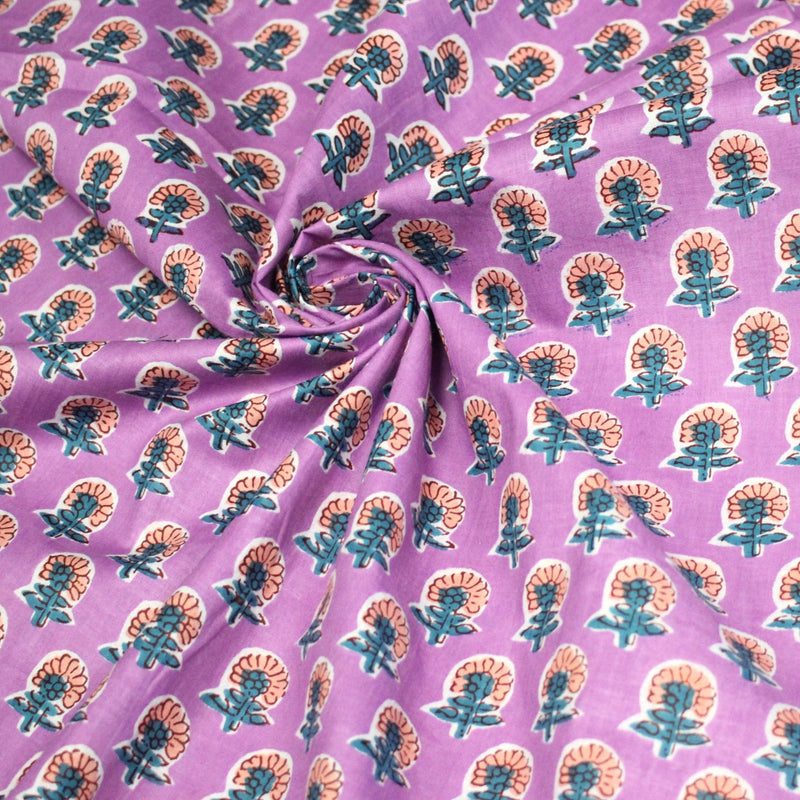 Tissu coton fin imprimé INDIENNES, parme aux fleurs traditionnelles corail et bleues - TissusPapi.com