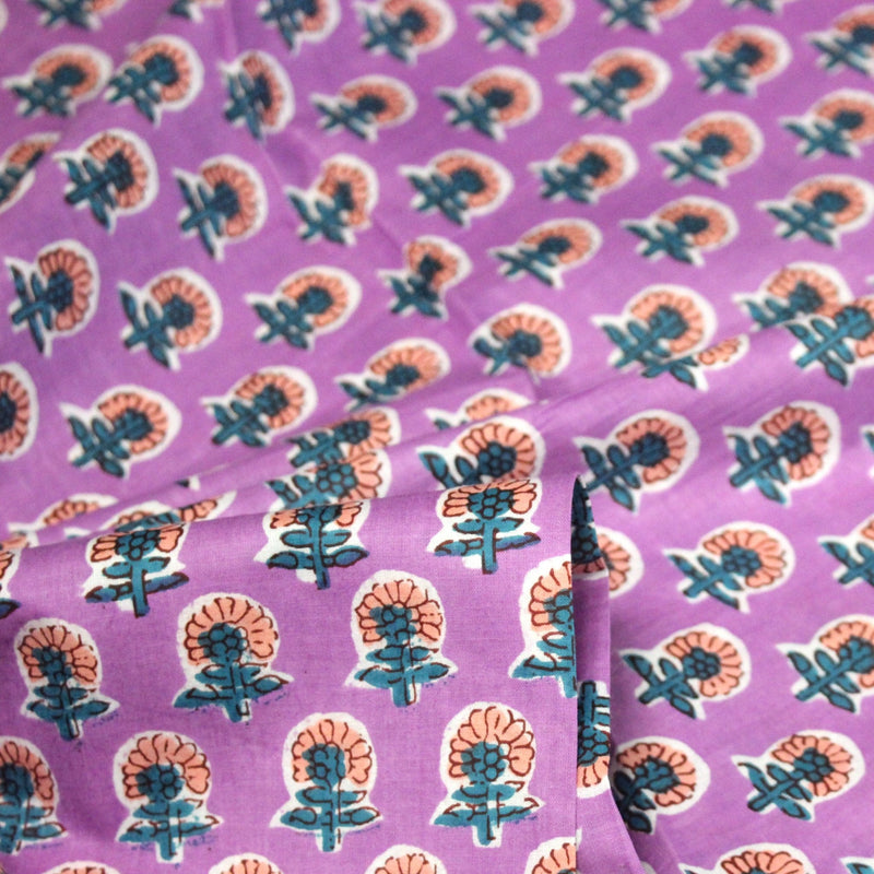 Tissu coton fin imprimé INDIENNES, parme aux fleurs traditionnelles corail et bleues - TissusPapi.com