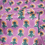 Tissu coton fin imprimé INDIENNES, parme aux fleurs traditionnelles corail et bleues - TissusPapi.com