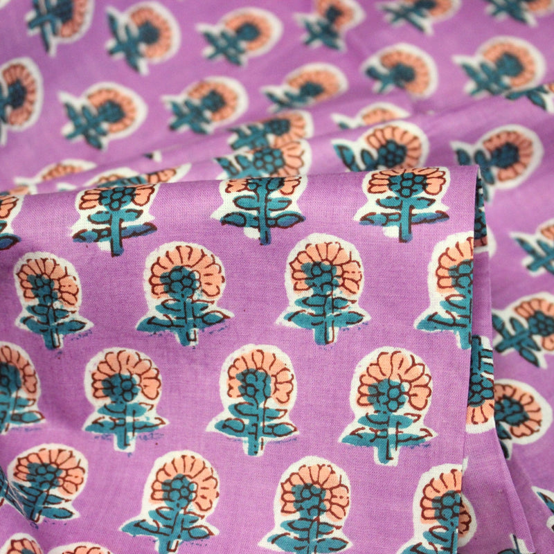 Tissu coton fin imprimé INDIENNES, parme aux fleurs traditionnelles corail et bleues - TissusPapi.com
