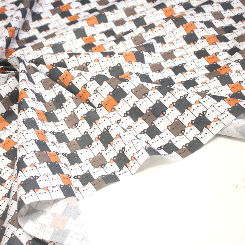 Tissu cotonnade KAWAII aux chats japonais blancs, gris et roux - OEKO - TEX - TissusPapi.com