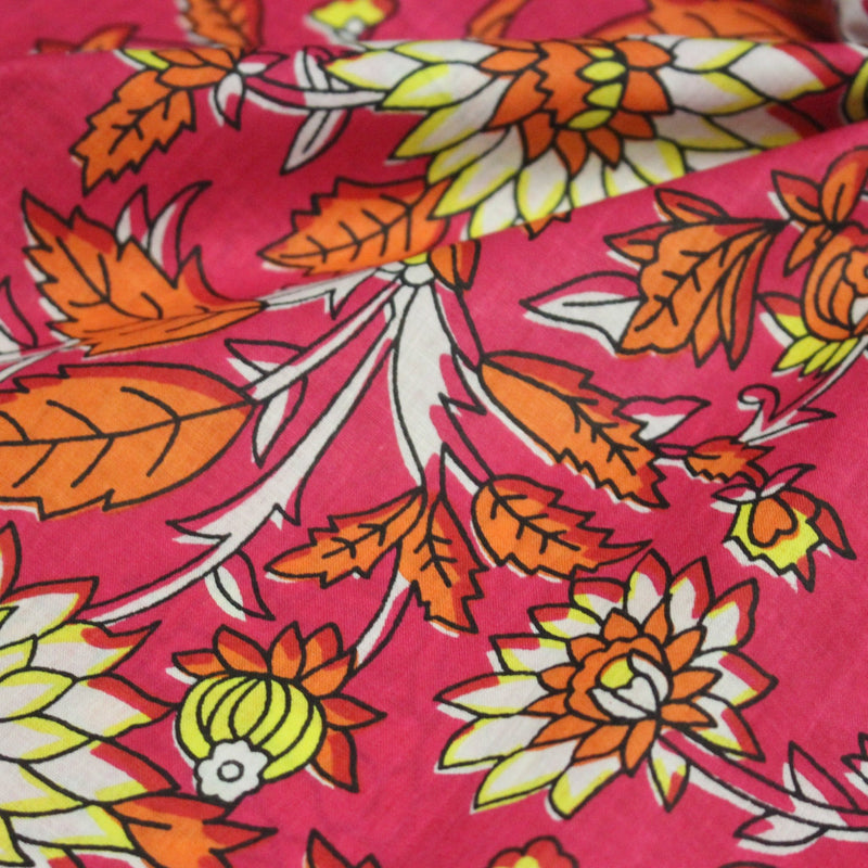 Tissu coton fin imprimé INDIENNES, rose fuchsia aux grandes fleurs jaunes blanches oranges - TissusPapi.com
