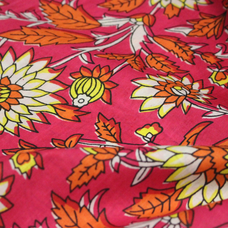 Tissu coton fin imprimé INDIENNES, rose fuchsia aux grandes fleurs jaunes blanches oranges - TissusPapi.com