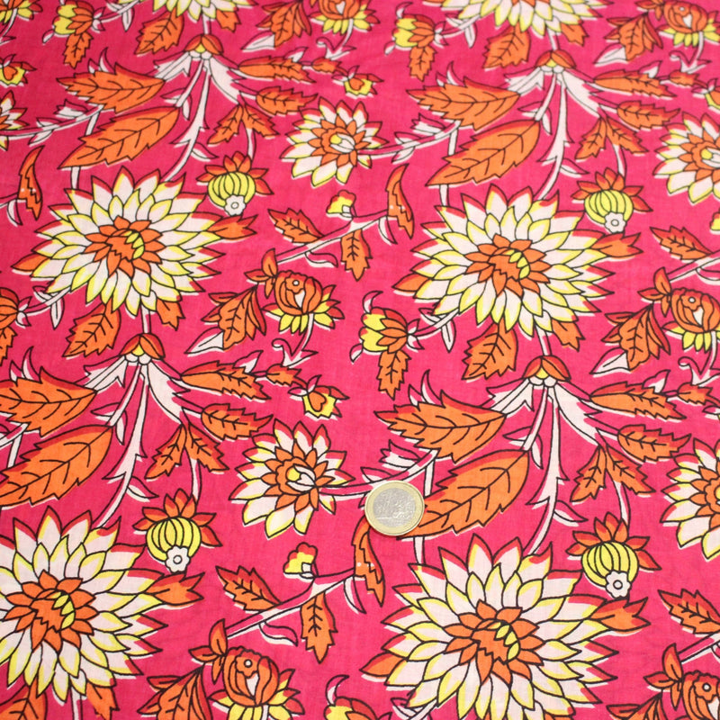 Tissu coton fin imprimé INDIENNES, rose fuchsia aux grandes fleurs jaunes blanches oranges - TissusPapi.com