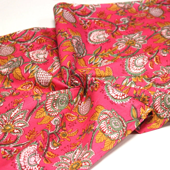 Tissu coton fin imprimé INDIENNES, rose fuchsia aux fines fleurs jaunes rouges et vertes - TissusPapi.com
