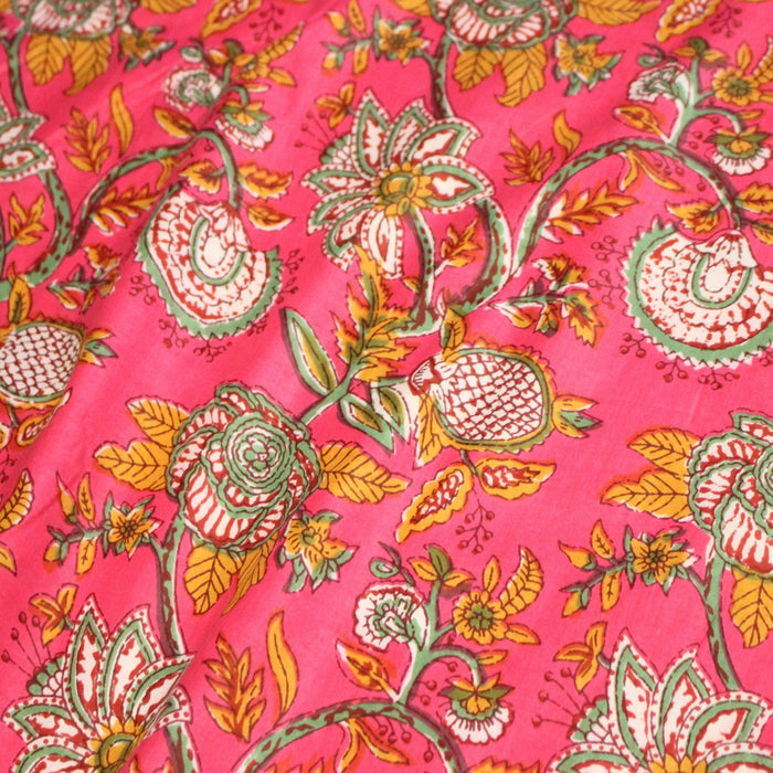 Tissu coton fin imprimé INDIENNES, rose fuchsia aux fines fleurs jaunes rouges et vertes - TissusPapi.com