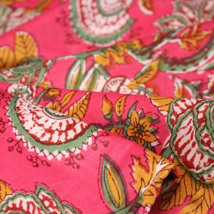 Tissu coton fin imprimé INDIENNES, rose fuchsia aux fines fleurs jaunes rouges et vertes - TissusPapi.com