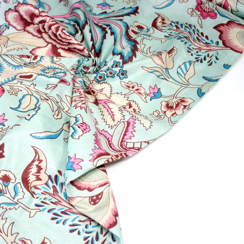 Tissu coton fin imprimé INDIENNES, bleu d'eau aux grandes fleurs écrues, bleues, rouges et roses - TissusPapi.com