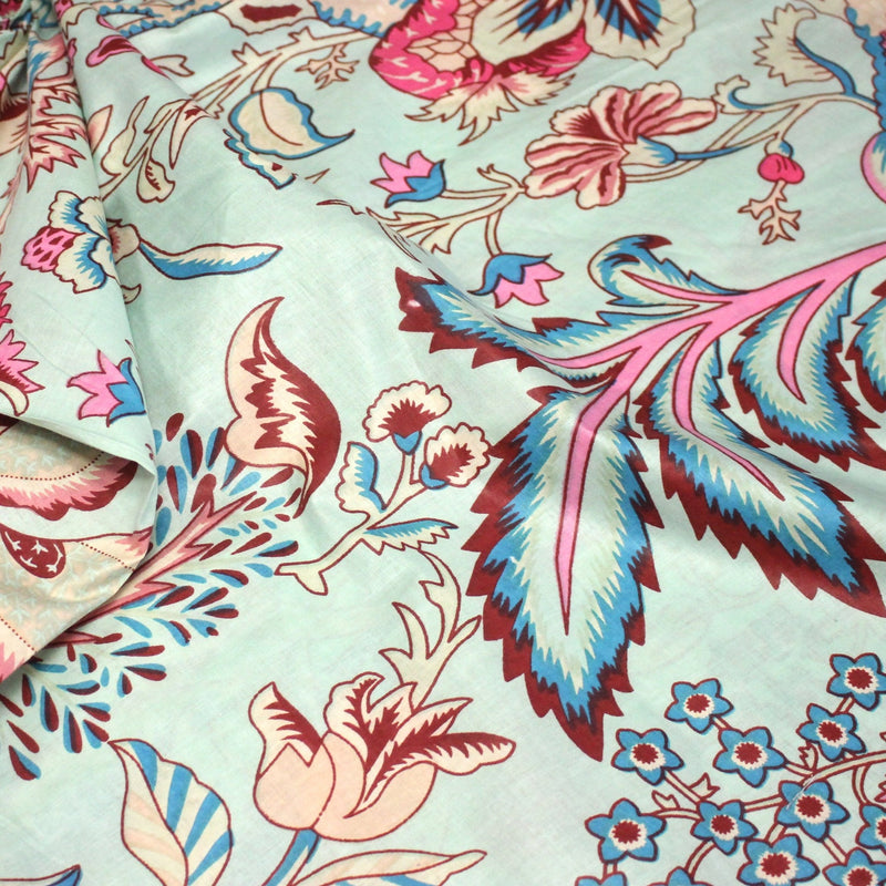 Tissu coton fin imprimé INDIENNES, bleu d'eau aux grandes fleurs écrues, bleues, rouges et roses - TissusPapi.com