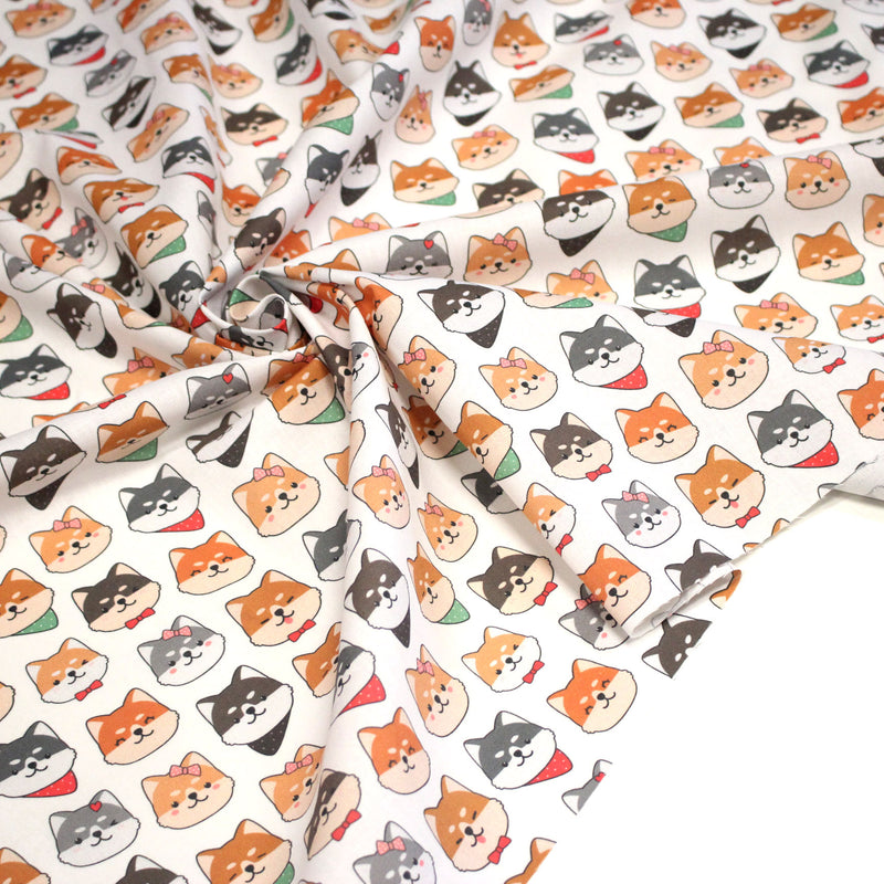 Tissu cotonnade KAWAII aux chiens japonais Shiba blancs, gris et roux, noeud papillon & bandanas - OEKO - TEX - TissusPapi.com