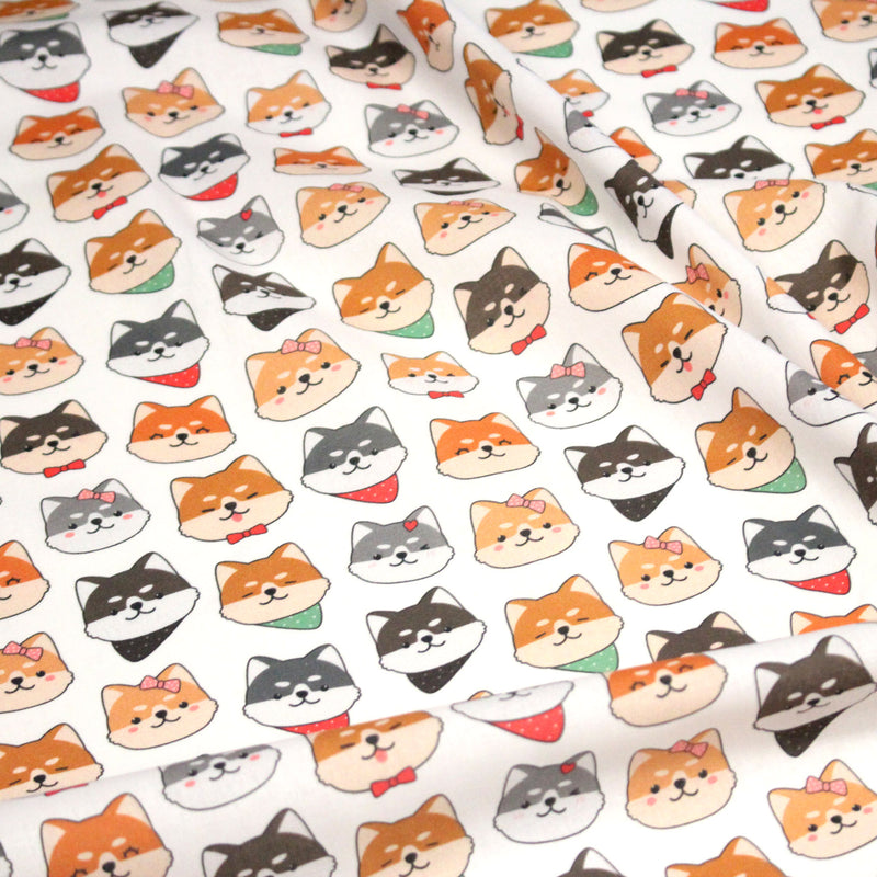 Tissu cotonnade KAWAII aux chiens japonais Shiba blancs, gris et roux, noeud papillon & bandanas - OEKO - TEX - TissusPapi.com