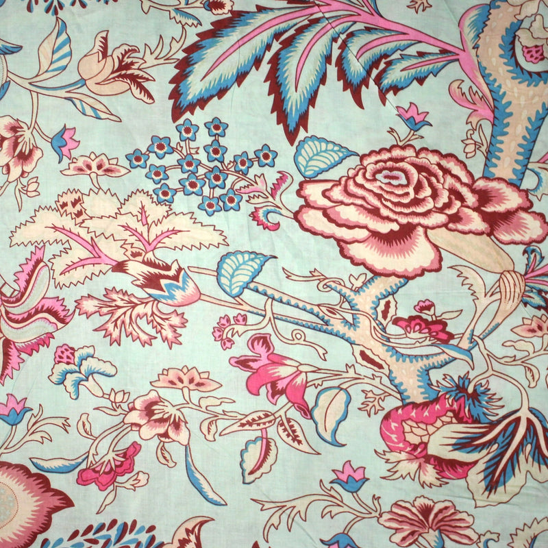 Tissu coton fin imprimé INDIENNES, bleu d'eau aux grandes fleurs écrues, bleues, rouges et roses - TissusPapi.com