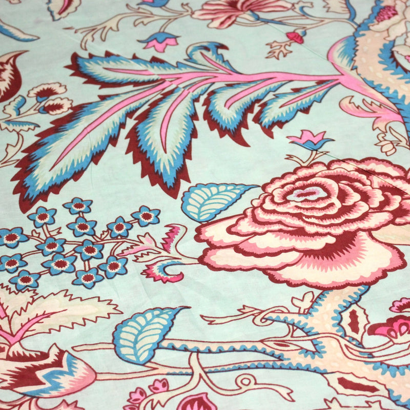 Tissu coton fin imprimé INDIENNES, bleu d'eau aux grandes fleurs écrues, bleues, rouges et roses - TissusPapi.com