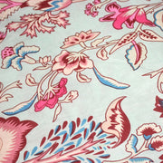 Tissu coton fin imprimé INDIENNES, bleu d'eau aux grandes fleurs écrues, bleues, rouges et roses - TissusPapi.com