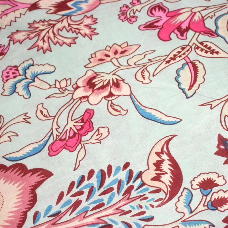 Tissu coton fin imprimé INDIENNES, bleu d'eau aux grandes fleurs écrues, bleues, rouges et roses - TissusPapi.com